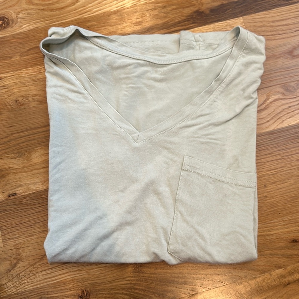 Kyte Baby Women’s Relaxed V Neck Shirt in Aloe (sold out) Size Small